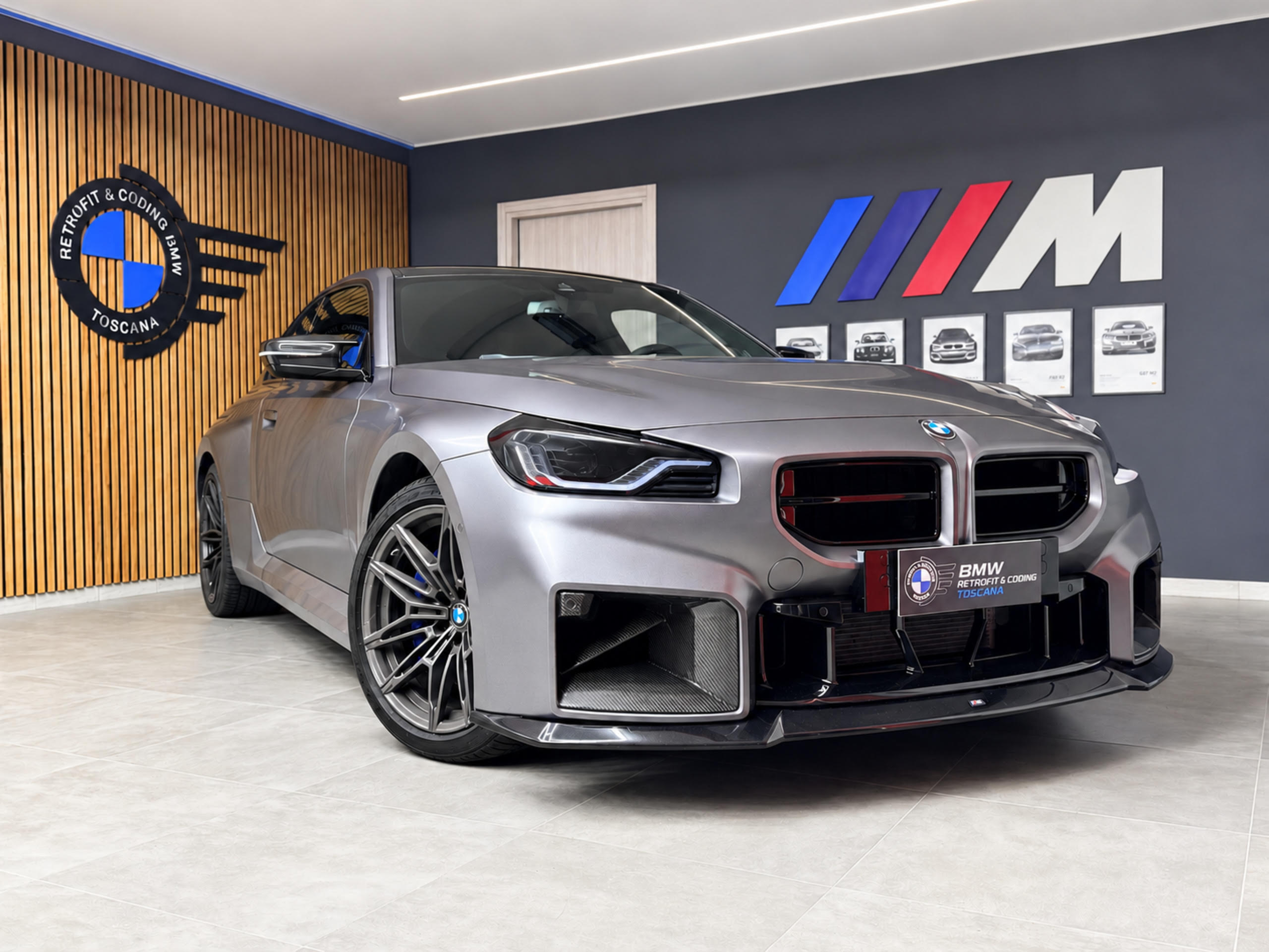 BMW M2 rossa in studio